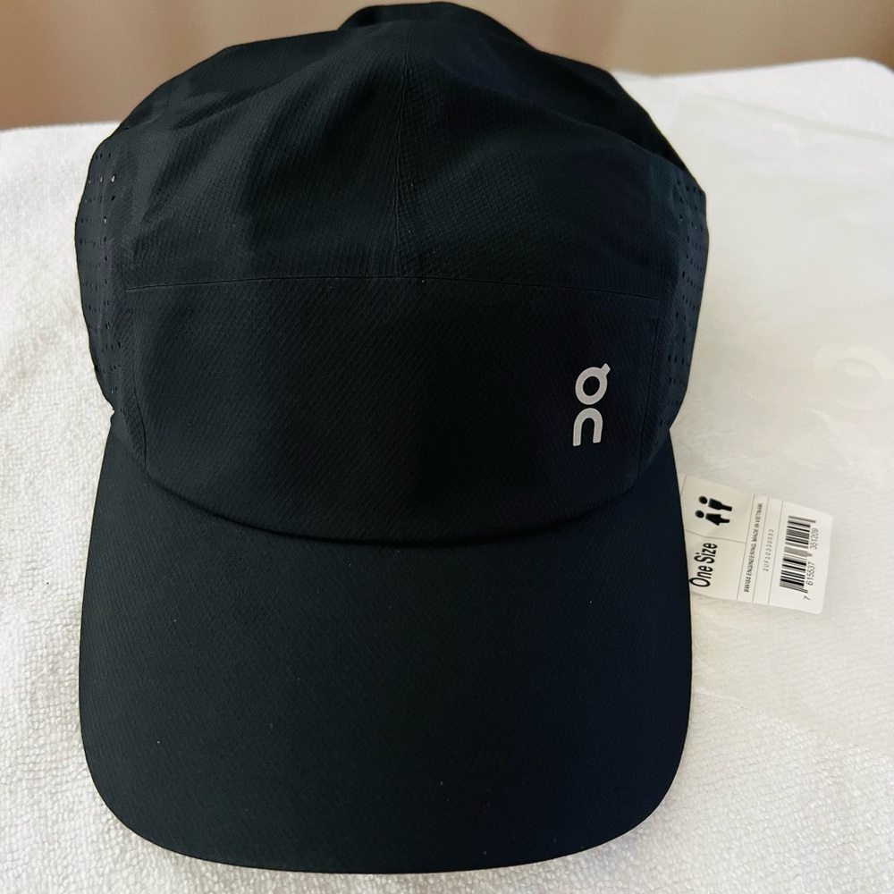 On Running Perforated Black Cap